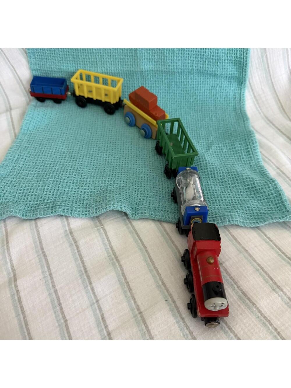 Thomas and Friends Magnetic 6 Assorted Rail Cars including James the Red Engine - Picture 3 of 4
